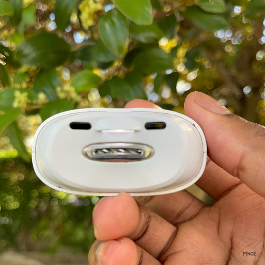 Top view of the FYNGE trimmer opening, held in the hand