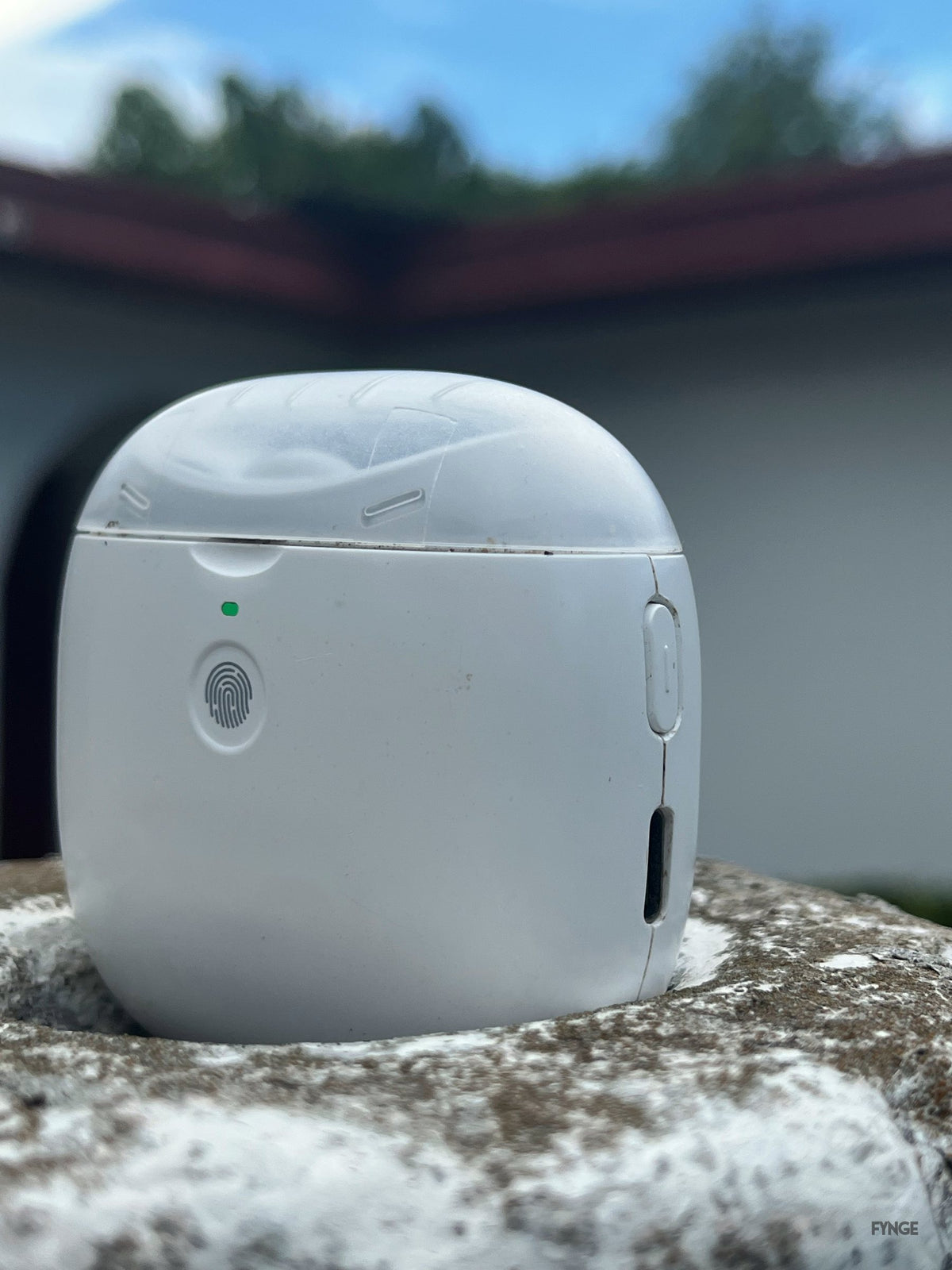 Front three-quarter view of the FYNGE trimmer with green LED, touch pad, side button and USB-C port
