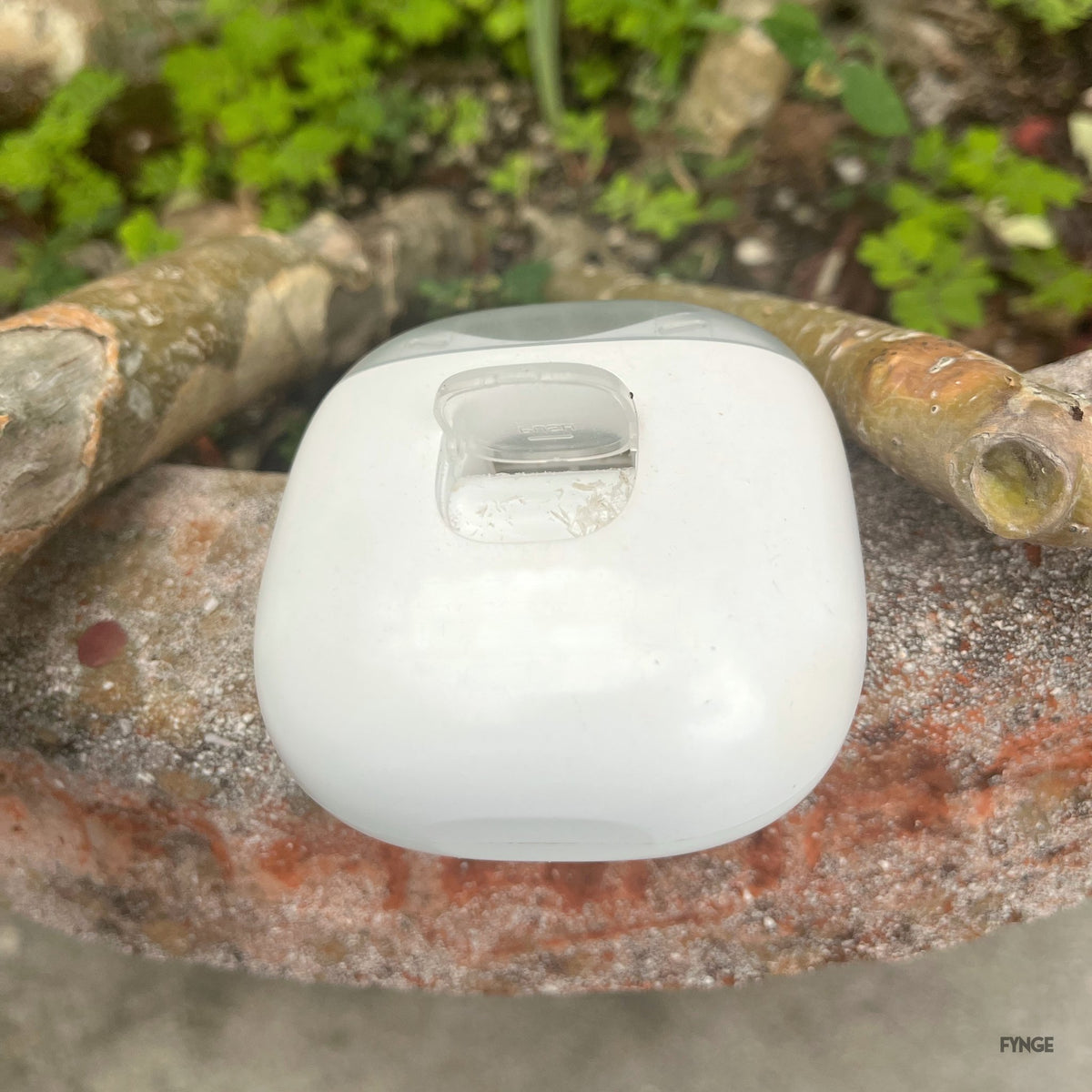 Top-down view of the back of the FYNGE trimmer, with clippings in the clear compartment